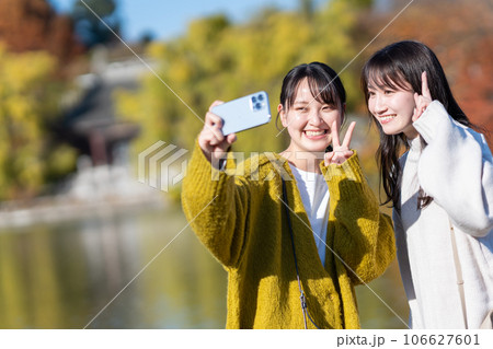 女子旅で記念撮影をする女性 106627601