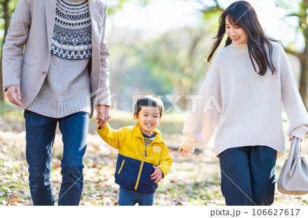 秋の公園で遊ぶ家族 秋の公園で遊ぶ家族 106627617
