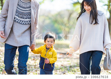 公園で遊ぶ親子 106627618