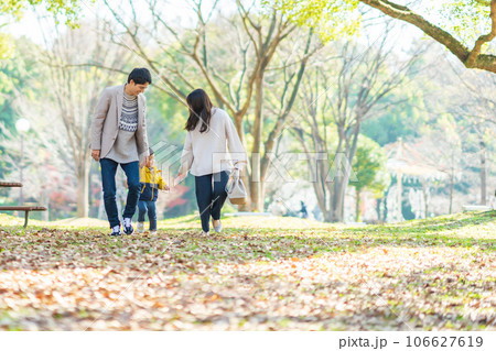 秋の公園で遊ぶ家族 106627619