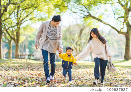 秋の公園で遊ぶ親子 106627627