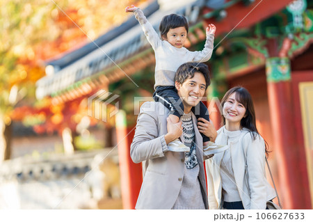 観光を楽しむ家族 観光を楽しむ家族 106627633
