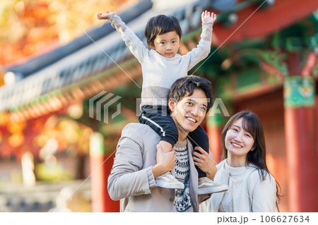 観光を楽しむ家族 観光を楽しむ家族 106627634
