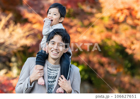 秋の公園で遊ぶ親子 106627651