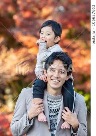 秋の公園で遊ぶ家族 106627653