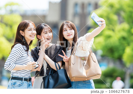 女子旅　スマホ　自撮り 106627678