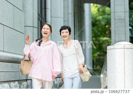 友達とお出かけするミドル女性 友達とお出かけするミドル女性 106627737
