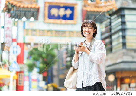 カメラを持った女性　旅行をする女性　中華街で観光する女性 106627808