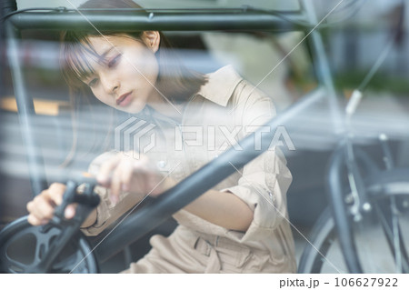 自転車を修理するスタッフの女性 106627922