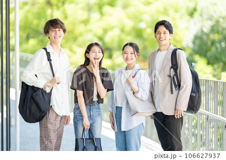 大学生の若い男女 106627937