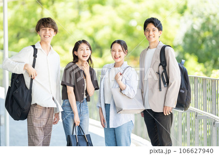 大学生の若い男女 106627940