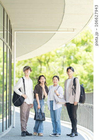 大学生の若い男女 大学生の若い男女 106627943