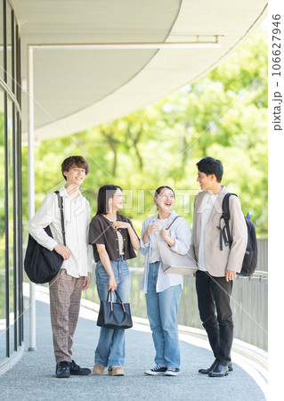 大学生の若い男女 大学生の若い男女 106627946