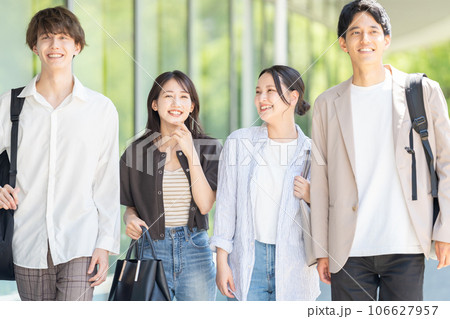 大学生の若い男女 106627957
