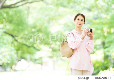 カメラを持つシニア女性 106628011