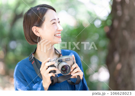 写真を撮る女性 写真を撮る女性 106628023