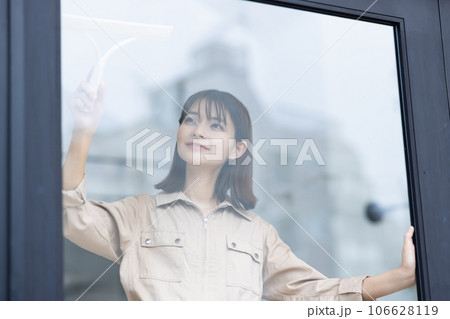 窓を清掃するスタッフの女性 106628119