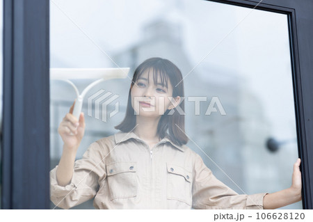 窓を清掃するスタッフの女性 106628120