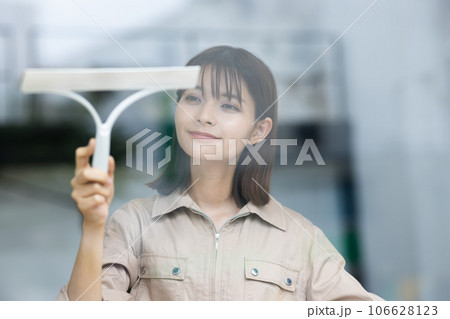 窓を清掃するスタッフの女性 106628123