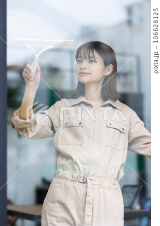 窓を清掃するスタッフの女性 106628125