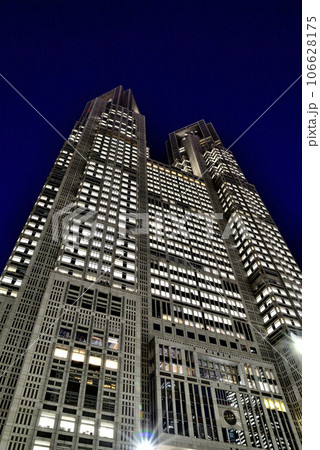 オレンジ色に染まる東京都庁と都議会議事堂の夜景 106628175