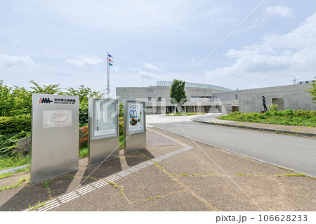 岩手県盛岡市　晴天の岩手県立美術館 106628233