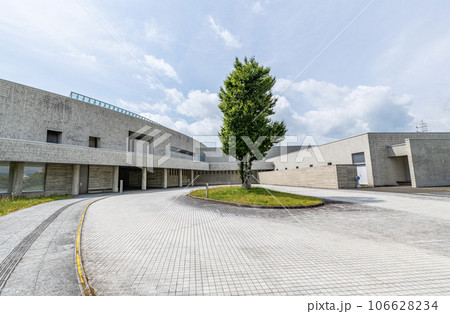 岩手県盛岡市　晴天の岩手県立美術館 106628234