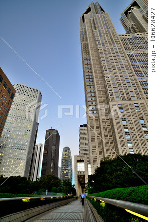 東京都庁と新宿住友ビルなど西新宿の超高層ビルの夕景 106628427