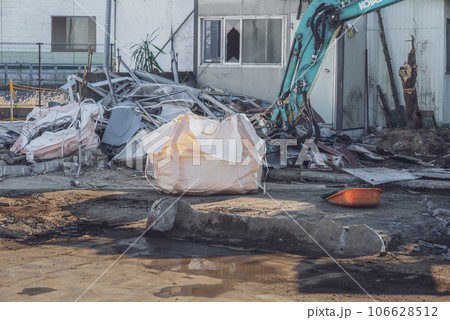解体したプレハブ事務所の金属くずを処理する重機 解体したプレハブ事務所の金属くずを処理する重機 106628512