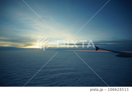 上空を飛行中の旅客機から撮影した日没間際の雲海 (2022年5月) 上空を飛行中の旅客機から撮影した日没間際の雲海 (2022年5月) 106628513