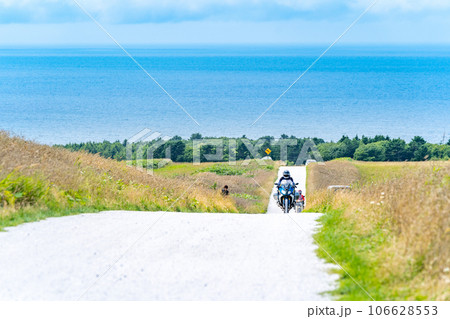 白い道 宗谷岬 バイク ライダー 白い道 宗谷岬 バイク ライダー 106628553