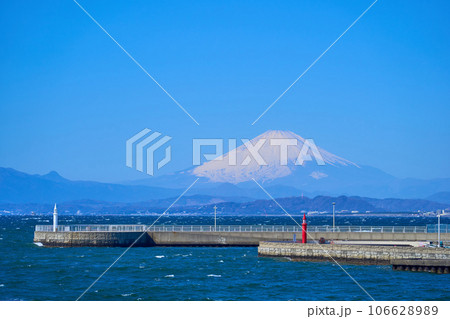 神奈川県藤沢市片瀬海岸の江の島弁天橋から富士山と白、赤灯台方面を見る 神奈川県藤沢市片瀬海岸の江の島弁天橋から富士山と白、赤灯台方面を見る 106628989
