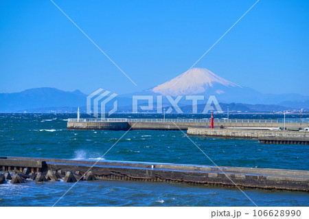 神奈川県藤沢市片瀬海岸の江の島弁天橋から富士山と白、赤灯台方面を見る 神奈川県藤沢市片瀬海岸の江の島弁天橋から富士山と白、赤灯台方面を見る 106628990
