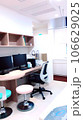 小児科の診察室にあるパソコンと椅子 106629025