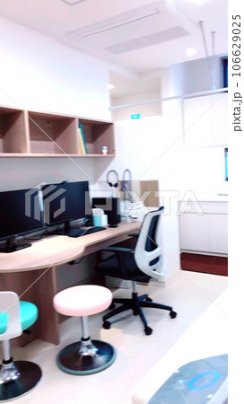 小児科の診察室にあるパソコンと椅子 106629025