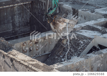 解体工事現場　ピット内の瓦礫を出す重機 106629388