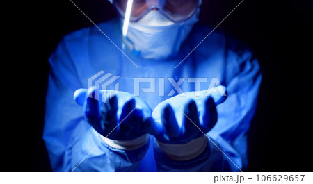 感染症対策の防護服の男性 106629657