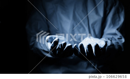 感染症対策の防護服の男性 106629658