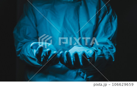 感染症対策の防護服の男性 106629659