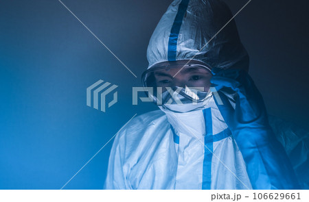感染症対策の防護服の男性 106629661