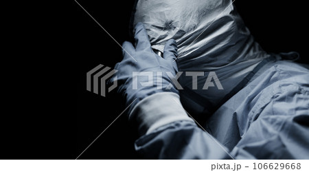 感染症対策の防護服の男性 感染症対策の防護服の男性 106629668