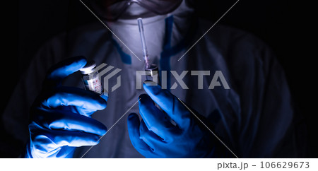 感染症対策の防護服の男性 106629673