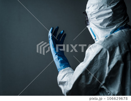 感染症対策の防護服の男性 感染症対策の防護服の男性 106629678
