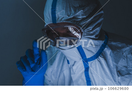 感染症対策の防護服の男性 106629680