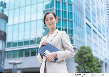 ビジネス オフィス街 女性 ビジネス オフィス街 女性 106629740