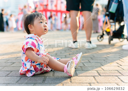 お祭りで座りこむ赤ちゃん　転ぶ　尻もち　迷子　不安 106629832