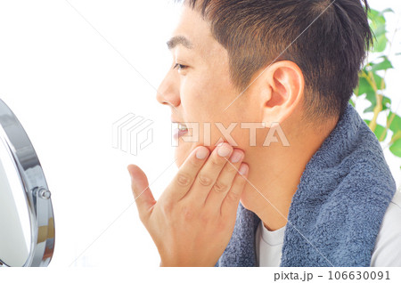 スキンケアを気にしている40代男性 106630091