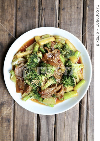 ブロッコリーとアスパラと豚肉のオイスター炒め 106630571