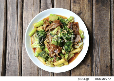 ブロッコリーとアスパラと豚肉のオイスター炒め 106630572