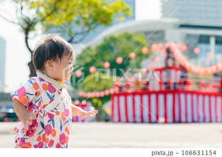 お祭りに来た赤ちゃん 1歳 お祭りデビュー コピースペース お祭りに来た赤ちゃん 1歳 お祭りデビュー コピースペース 106631154